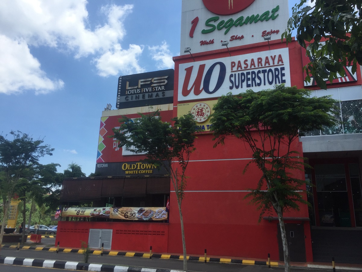 Mall besides Segamat bus terminal